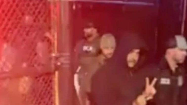 Lo que significa la señal que hizo Nicolás Maduro cuando era trasladado a la prisión en Nueva York