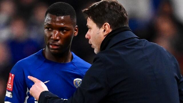 Moisés Caicedo junto a Mauricio Pochettino en el Chelsea