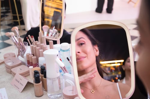 Usar maquillaje que cuide la piel es clave para las nuevas generaciones
