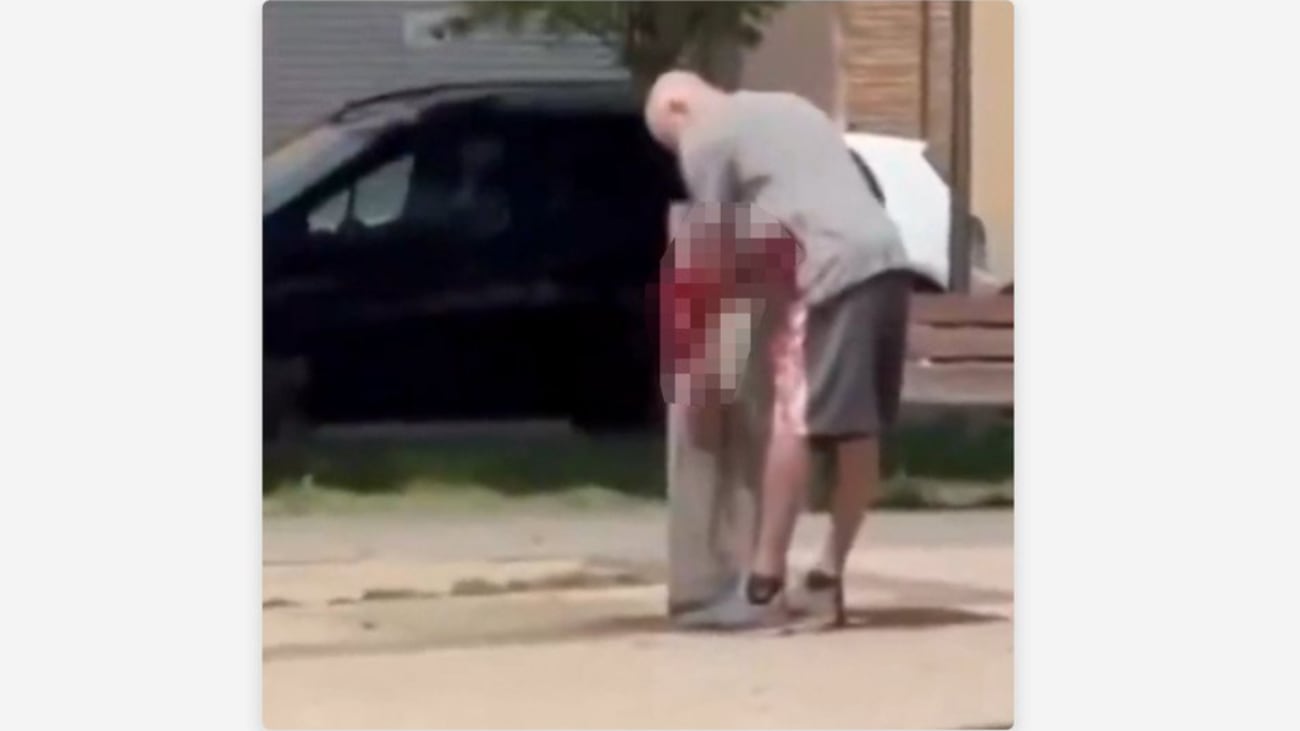 Hombre asesina a su expareja en plena calle y luego se lava las manos en una fuente