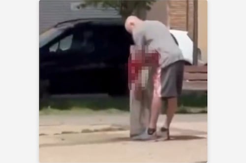Hombre asesina a su expareja en plena calle y luego se lava las manos en una fuente de Girona, España
