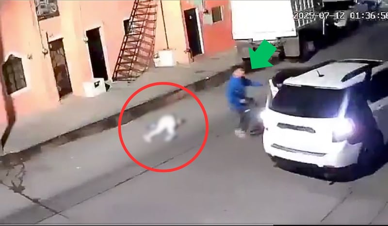 R-15: Fiscalía de Jalisco investiga feminicidio tras ataque a mujer con fusil en plena calle