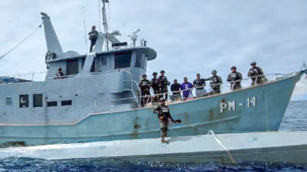 "Interceptaron un LPV con 3 ecuatorianos abordo y 3.1 toneladas de cocaína, valoradas en 77 millones de dólares".