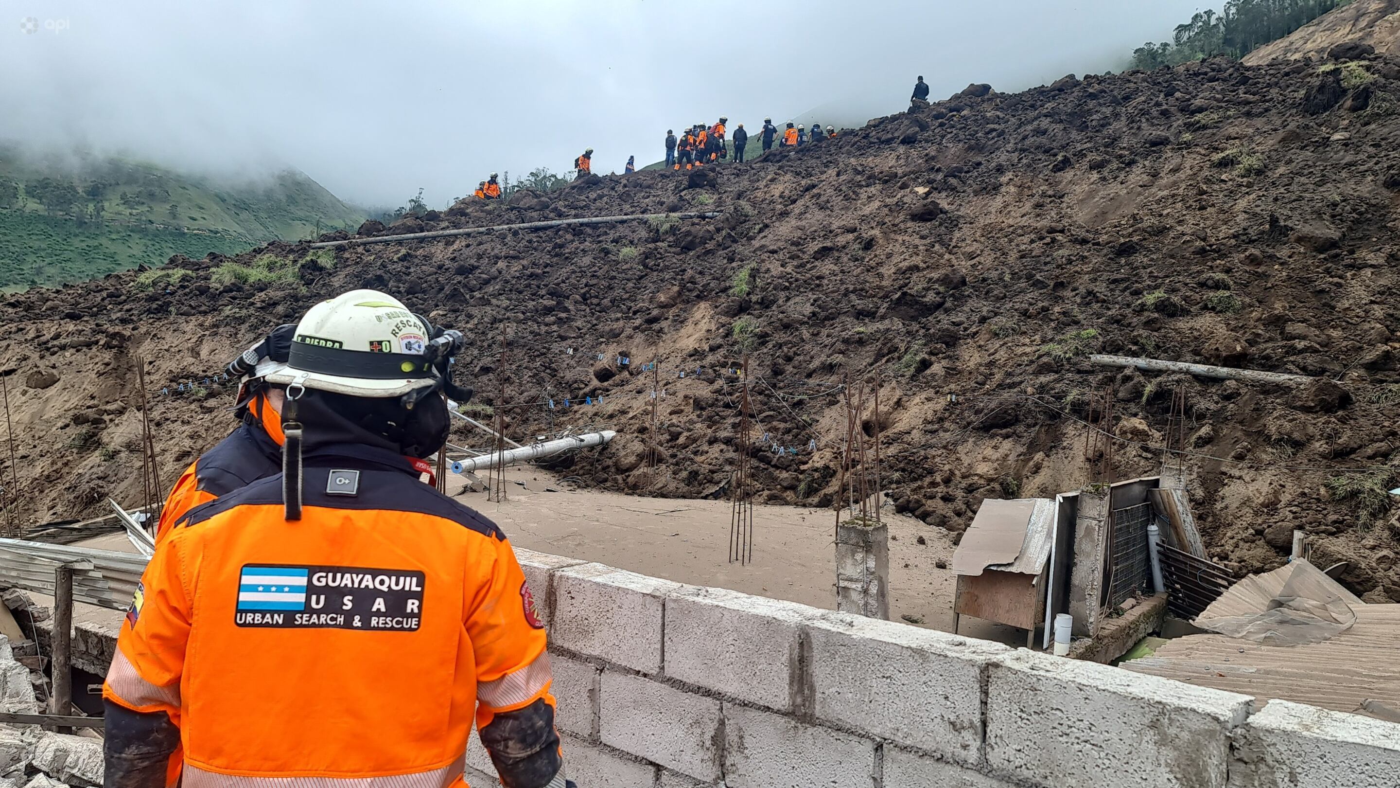 En Alausí, provincia del Chimborazo, un deslizamiento de tierra, deja varias casas sepultadas
