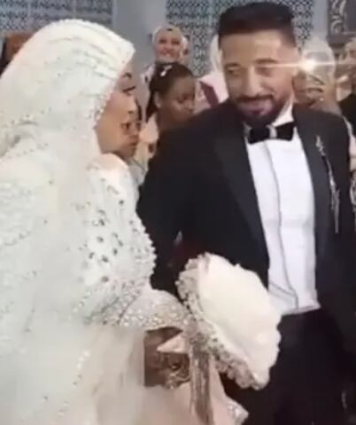 El novio colapsó en plena pista de baile durante su boda en Egipto.