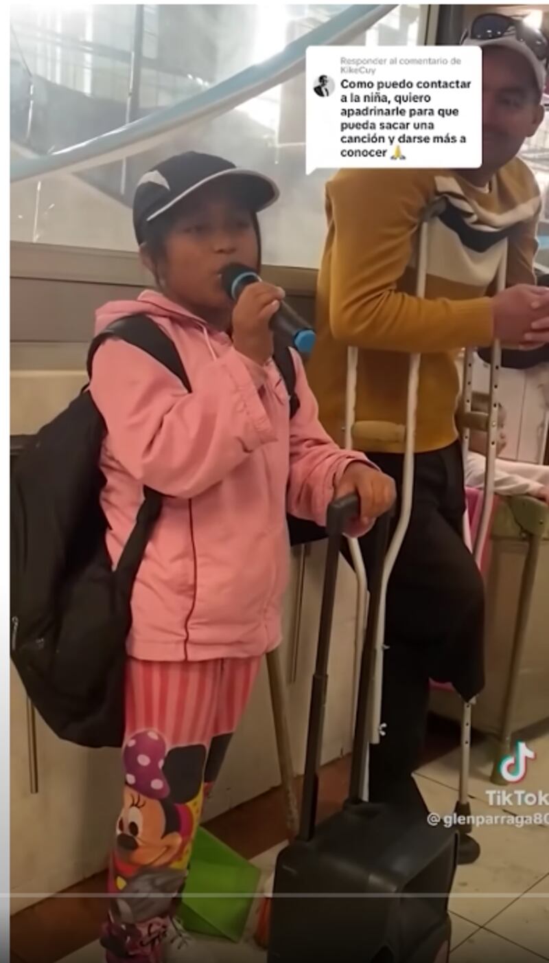 Charito junto a su padre que sufrió un accidente y necesita una prótesis en su pierna