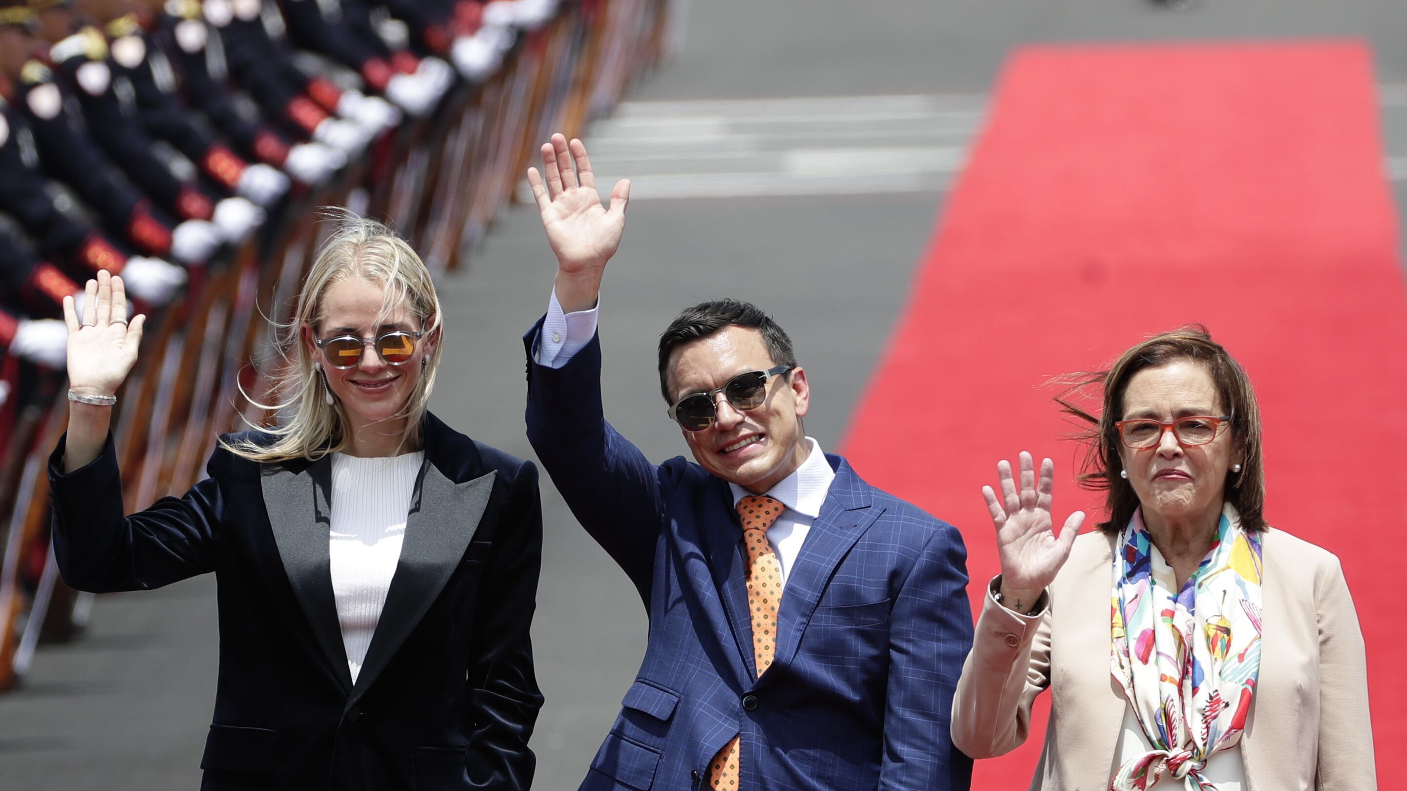 AME408. SAN SALVADOR (EL SALVADOR), 31/05/2024.- La ministra de Exteriores de El Salvador, Alexandra Gill (d), recibe al presidente de Ecuador, Daniel Noboa (c), y a la primera dama ecuatoriana, Lavinia Valbonesi (izq.), este viernes en el aeropuerto San Romero de San Salvador (El Salvador). El presidente de El Salvador, Nayib Bukele, será investido para un segundo mandato consecutivo este sábado con la presencia de algunos mandatarios latinoamericanos, como Javier Milei y Daniel Noboa, y del rey de España Felilpe VI. EFE/ Bienvenido Velasco