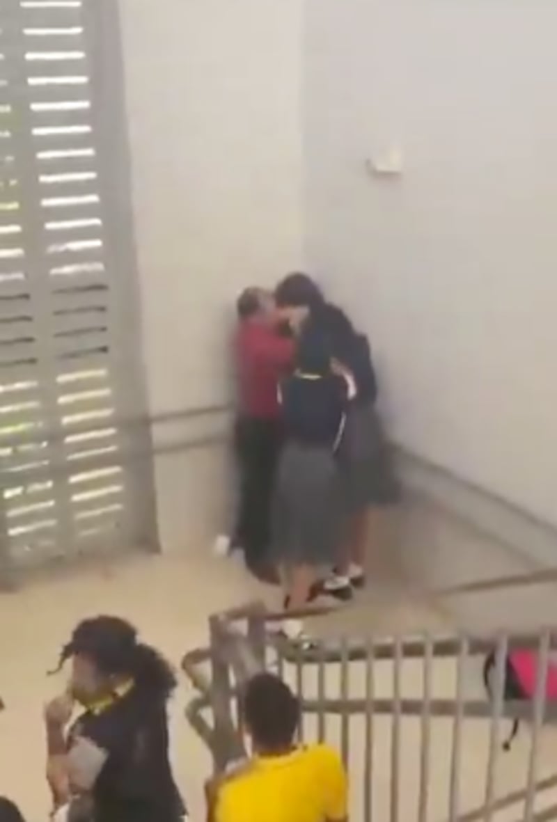 Dos estudiantes agredieron a una profesora de inglés en Panamá