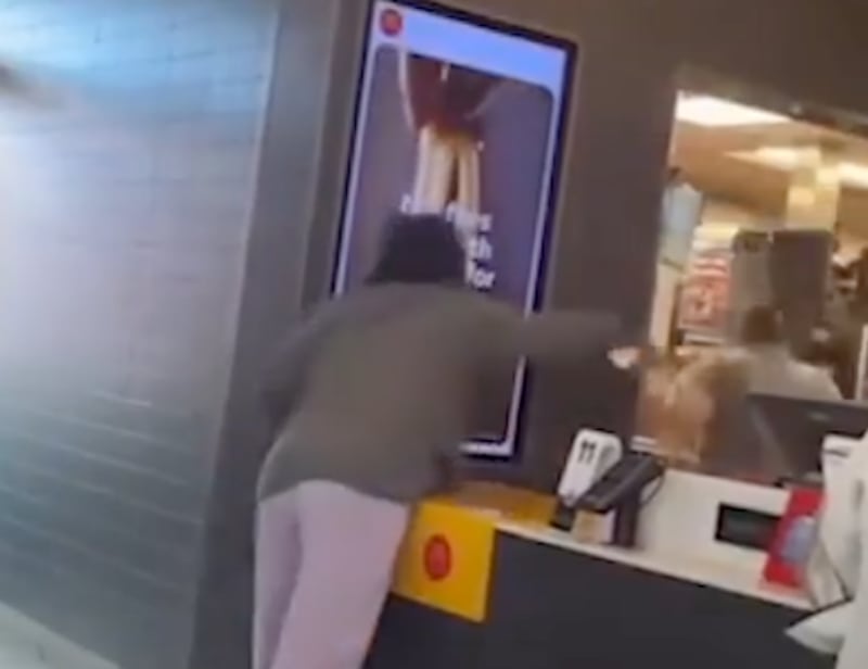 VIDEO: Mujer arroja café hirviendo a empleada de cadena de comida rápida por demora en su pedido - Fuente: Video de X
