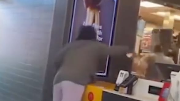 VIDEO: Mujer arroja café hirviendo a empleada de cadena de comida rápida por demora en su pedido - Fuente: Video de X