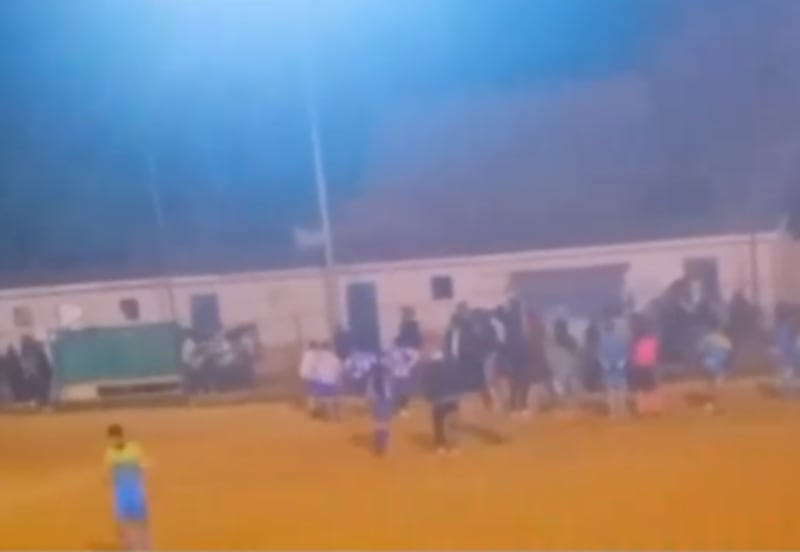 Jugador apuñala al técnico rival