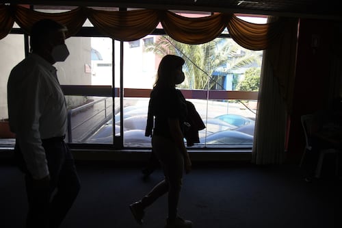 ¿Quiénes pueden acceder a las vacunas contra el COVID-19 y sus dosis?