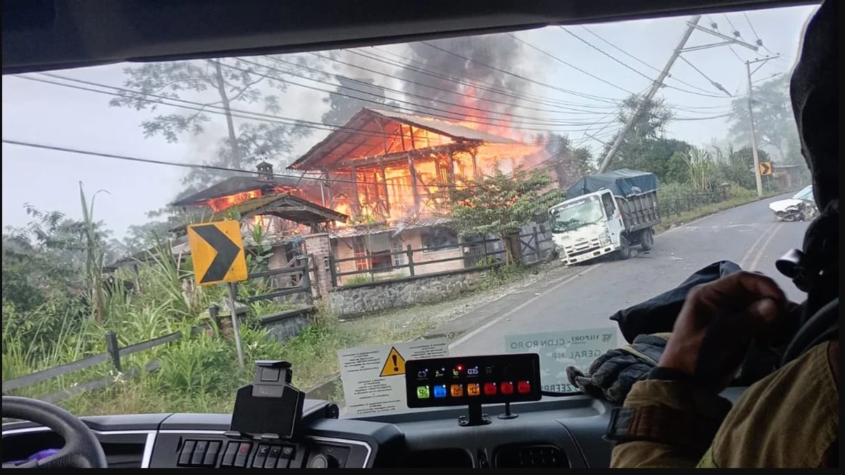 Brutal choque provocó caída de cables en una vivienda que terminó incendiándose en Puyo