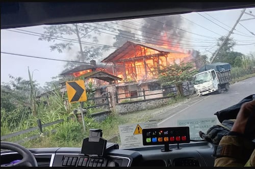 Brutal choque provocó caída de cables en una vivienda que terminó incendiándose en Puyo