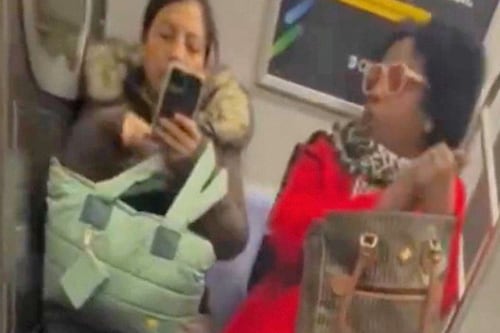 Video viral: Hispana es sacada de su asiento en el metro de Nueva York entre insultos
