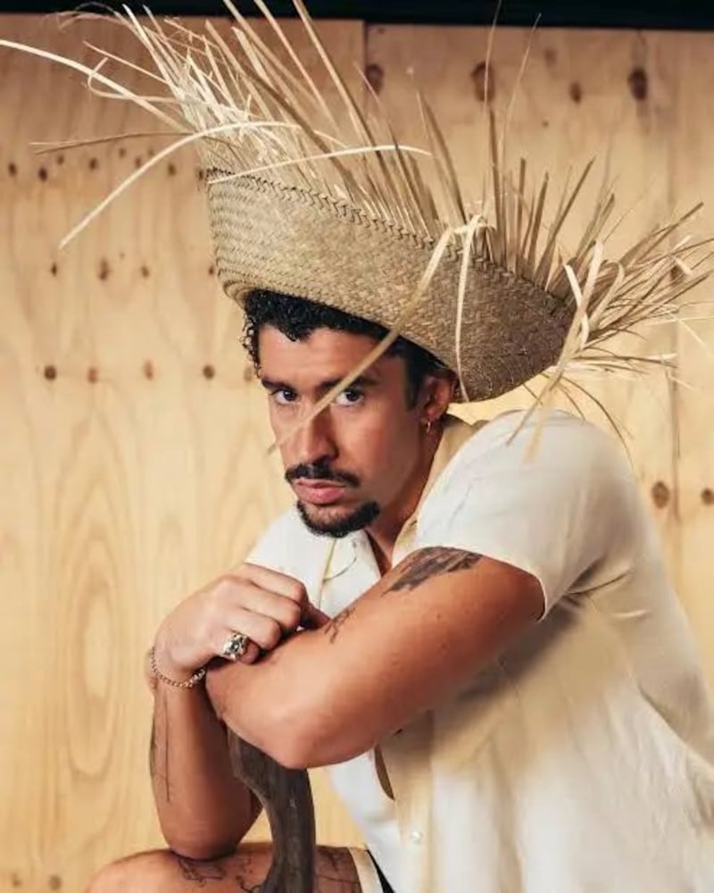 Con un álbum lleno de ritmos latinos como “Alambre de Púa” y “El Club”, Bad Bunny arrasó con seis nominaciones. Foto: Redes sociales.