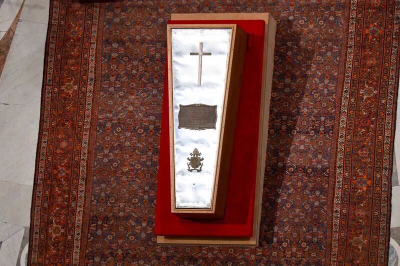 Ataúd del papa Francisco.