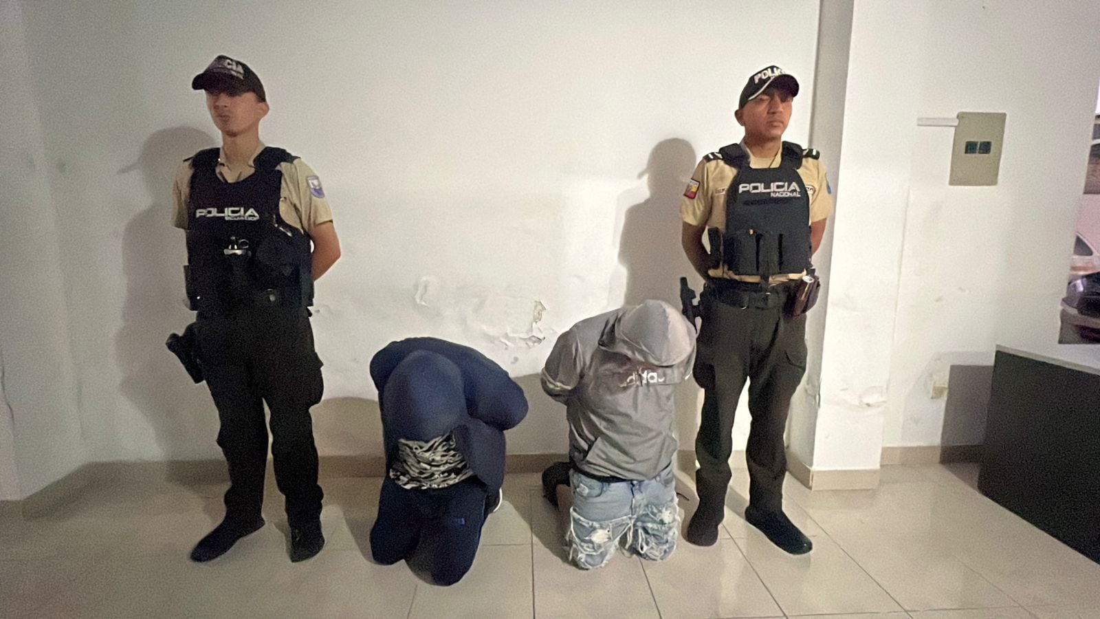 Así terminaron sujetos que amenazaban a vecinos con armas desde una camioneta en el sur de Quito