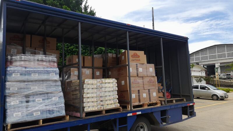 Durante las entregas, la comunidad de Alausí agradeció las donaciones.