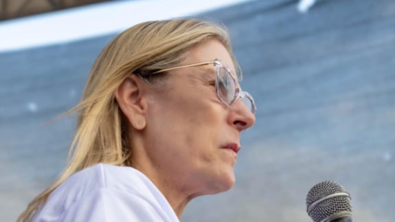 Annabella Azín, asambleísta y madre del presidente Daniel Noboa, agradeció a los ecuatorianos por participar en la Consulta Popular.