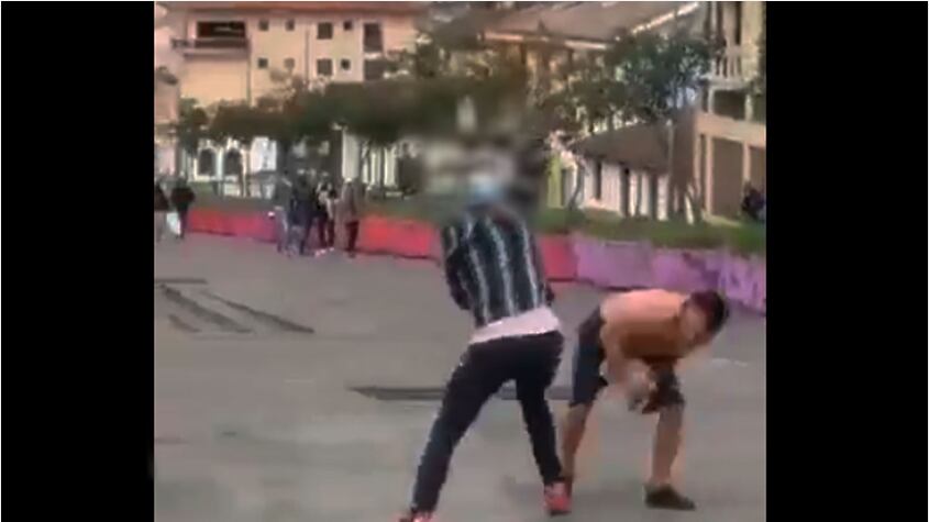 ¡De terror! En plena luz del día, dos hombres se enfrentaron con armas blancas en Quito; uno falleció