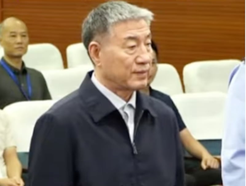 Liu Xingtai enfrenta pena de muerte suspendida por dos años tras corrupción millonaria en Hainan.