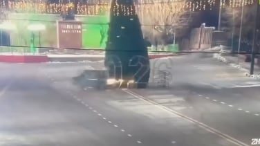 Momento en que el conductor pierde el control y derriba el árbol de Navidad durante un derrape fallido en Kazajistán.