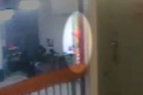 Misterioso ‘prisionero’ pareció ingresar al área de Epstein la noche en que murió, según muestran los archivos