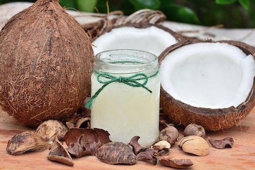 De acuerdo a una profesora de Harvard, el aceite de coco es tan saludable como el veneno puro
