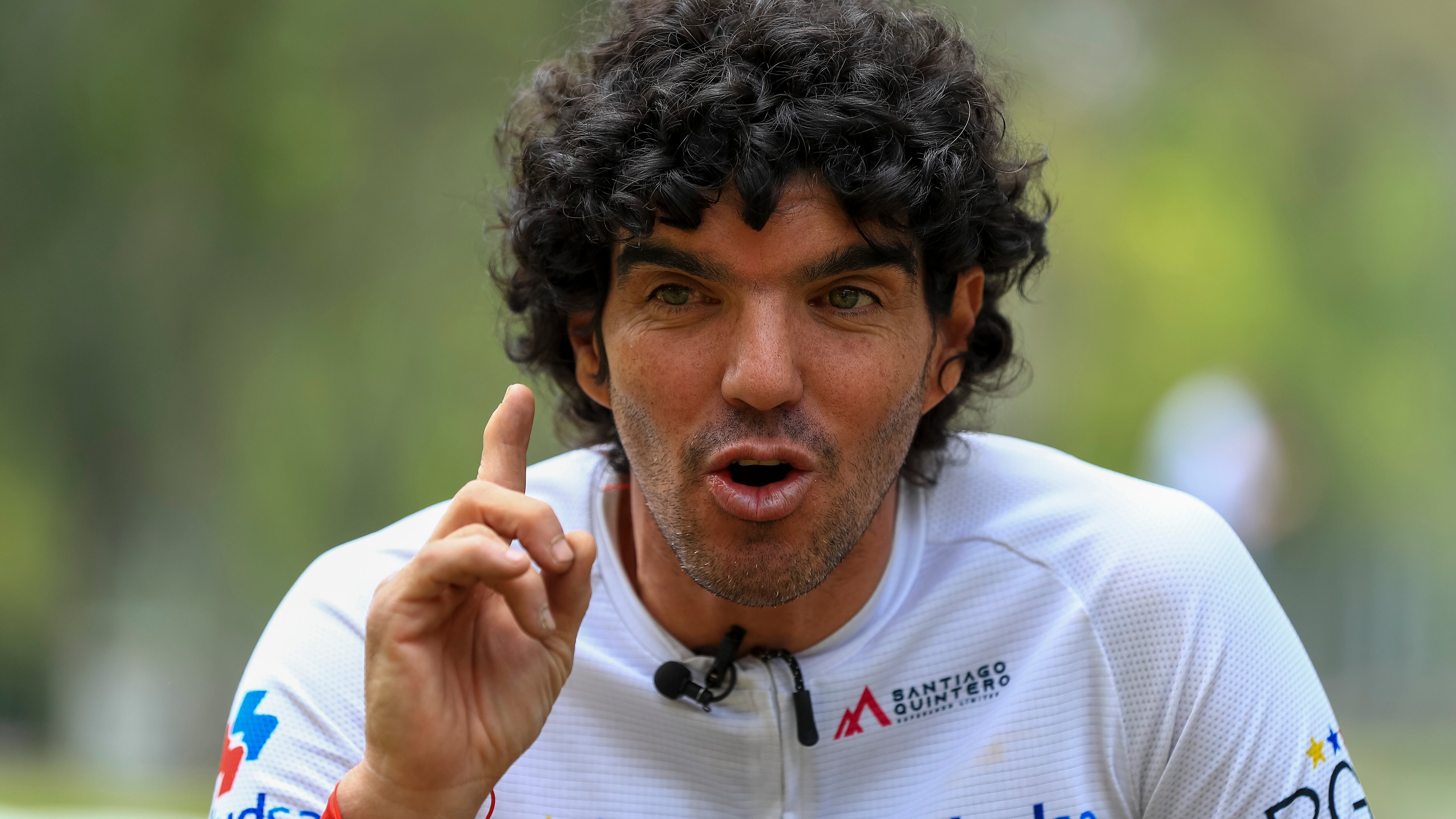 AME3893. BOGOTÁ (COLOMBIA), 03/09/2024.- Fotografía de archivo del 31 de agosto 2022 del montañista ecuatoriano Santiago Quintero durante una entrevista con EFE en Quito (Ecuador). El montañista ecuatoriano Santiago Quintero celebró este martes en Quito su reciente ascensión al Nanga Parbat, la novena montaña más alta del mundo con 8.126 metros de metros sobre el nivel del mar, en la que se convirtió en la primera persona en alcanzar su cumbre sin oxígeno y con prótesis. EFE/ José Jácome