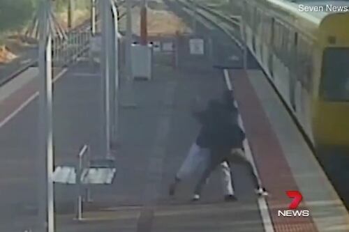 “No quise ponerla en riesgo”: el aterrador momento en que adolescente intenta lanzar a su novia de 14 años a las vías del tren