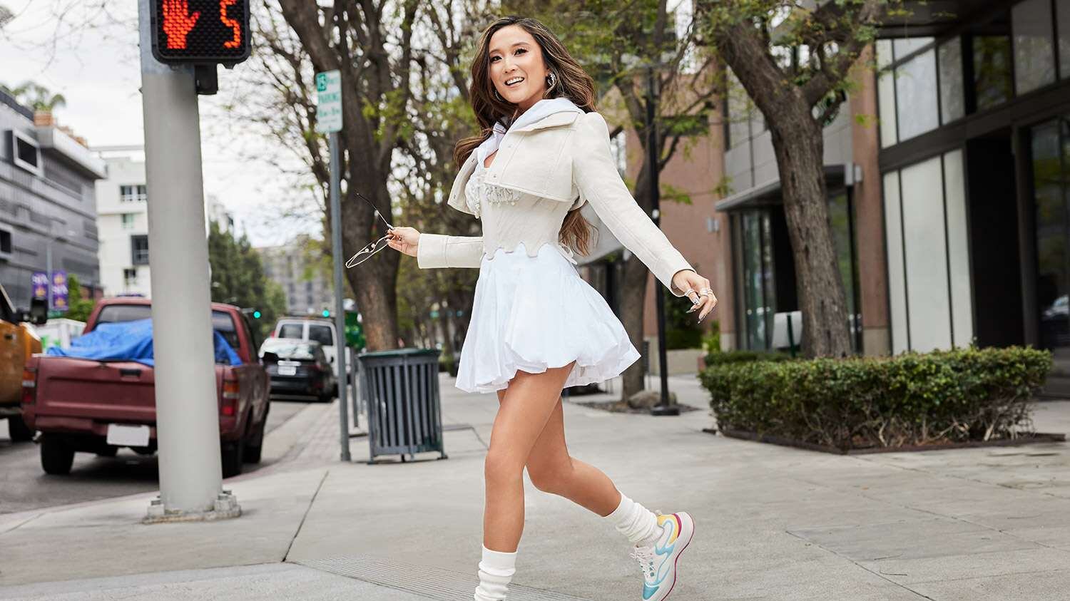 Skechers y sus tenis puntudos con Ashley Park