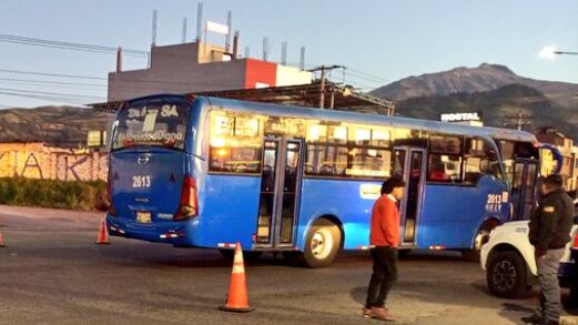 Siniestro de tránsito entre una motocicleta y bus en Quitumbe