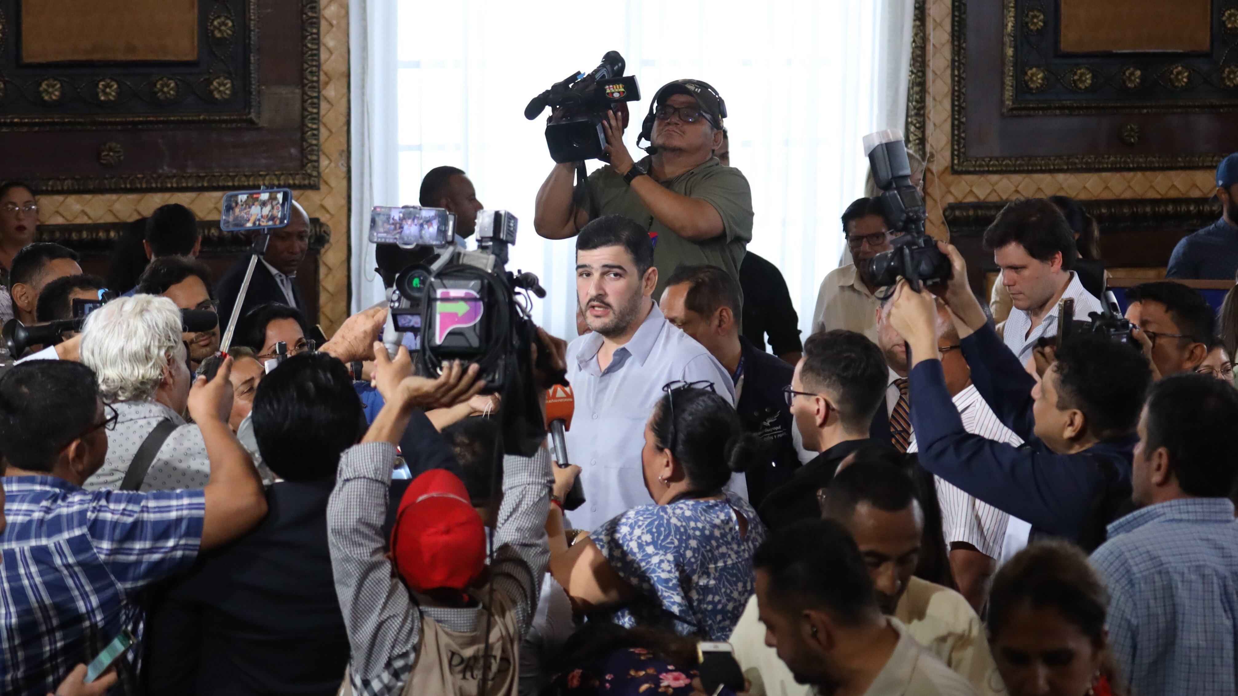 Guayaquil, jueves 18 de mayo del 2023.
El Alcalde de Guayaquil, Aquiles Álvarez, dio razones para tomar esta decisión.
Fotos:César Muñoz/API