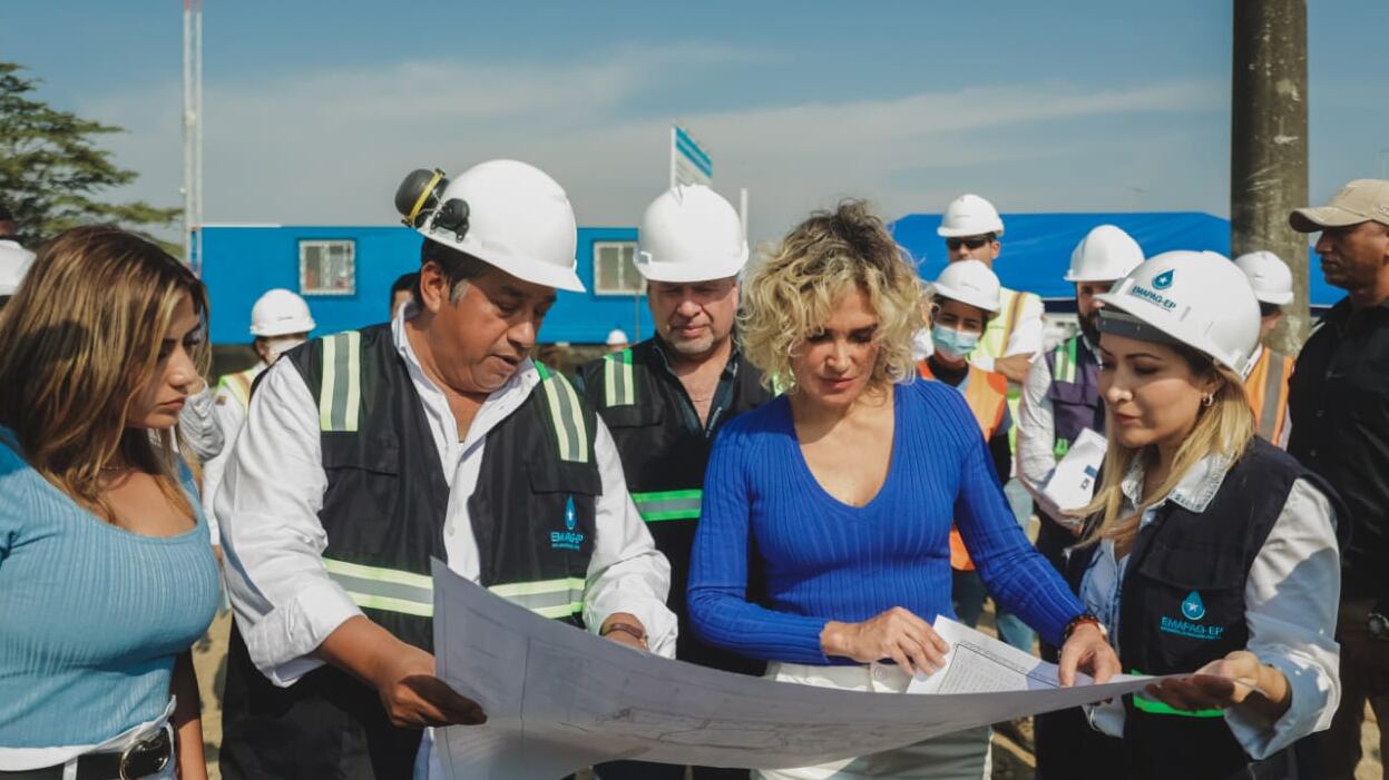 La Alcaldesa Cynthia Viteri y el gerente general de EMAPAG, Fidel Valdivieso, supervisaron la planta Los Merinos.