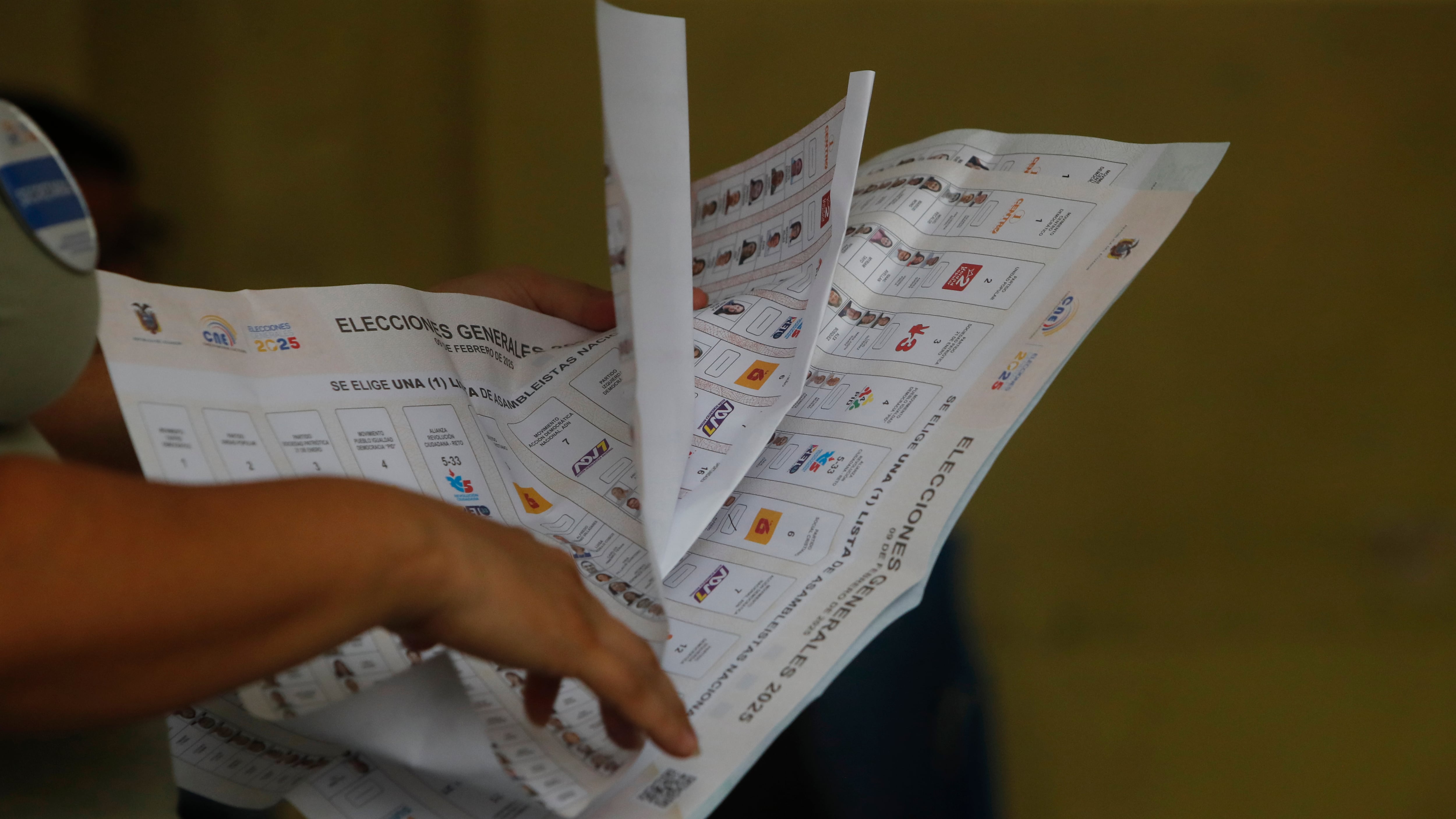 Miembro de mesa cuenta votos al cierre de la jornada electoral este domingo, en Guayaquil (Ecuador).