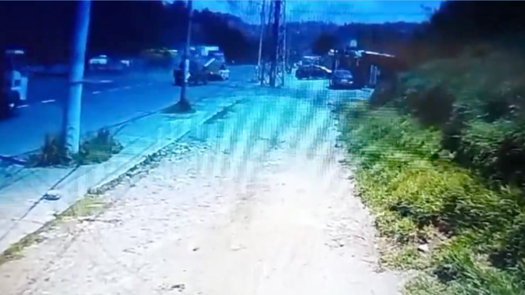 Momento en que tanquero se impactó e incendió en la Av. Simón Bolívar, a la altura de la Loma de Puengasí