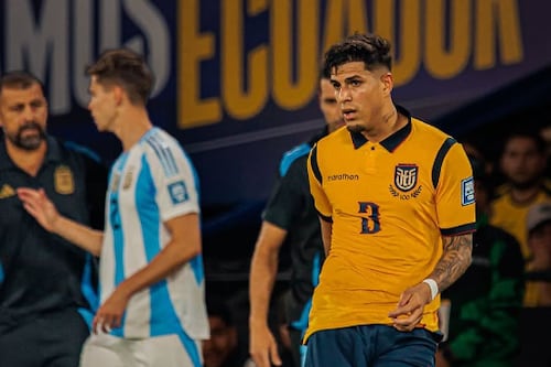 Piero Hincapié ni en el banquillo del Arsenal, cuál es la razón de su descarte