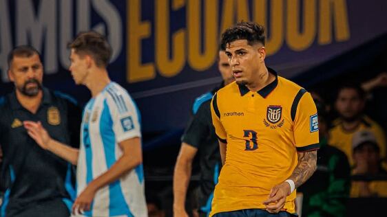 Piero Hincapié ni en el banquillo del Arsenal, cuál es la razón de su descarte.