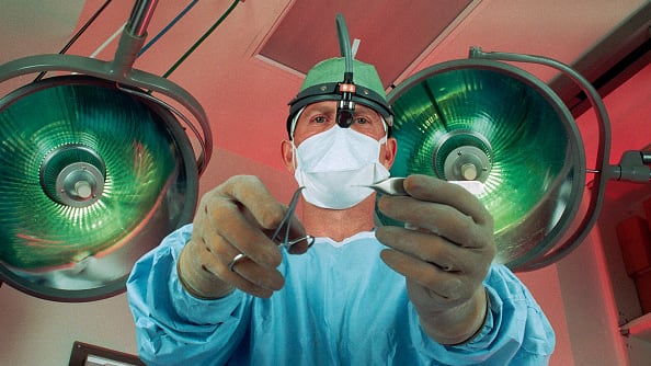 Cirujano sorprende por sus operaciones de rejuvenecimiento.