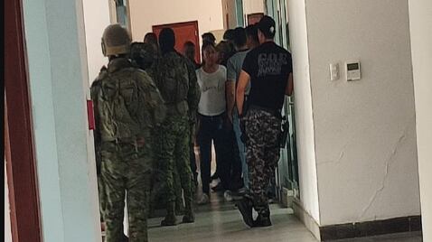 Policía resultó herido tras cruce de balas entre militares y sujetos armados a bordo de una motocicleta.