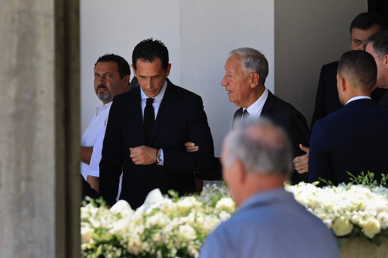 El presidente de Portugal, Marcelo Rebelo de Sousa y el presidente de la Federación Portuguesa de Fútbol, Pedro Proenca asisten al velorio público del jugador portugués Diogo Jota y su hermano Andre Silva.