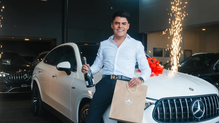 Kike Jav se compra un auto de lujo