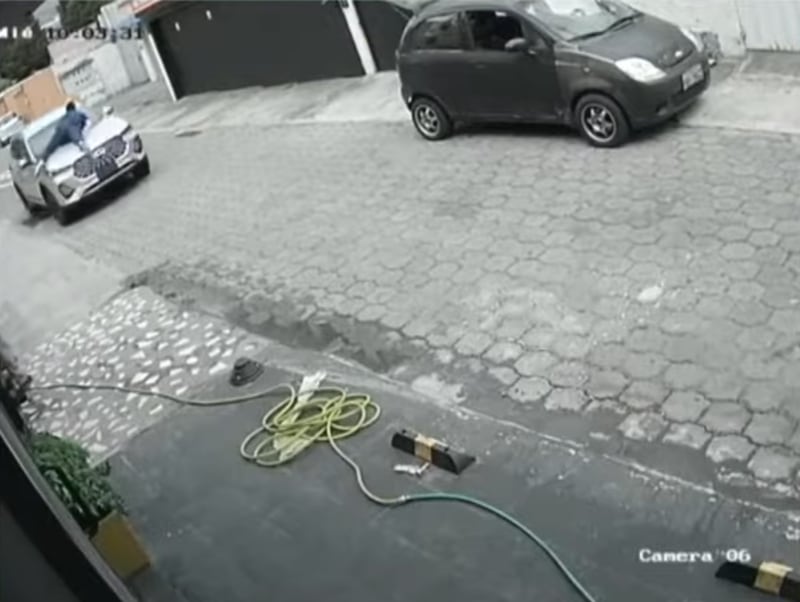 Quito: Se subió al capó de su auto para impedir que se lo roben en el norte de la ciudad
