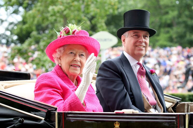 Príncipe Andrés con la reina Isabel