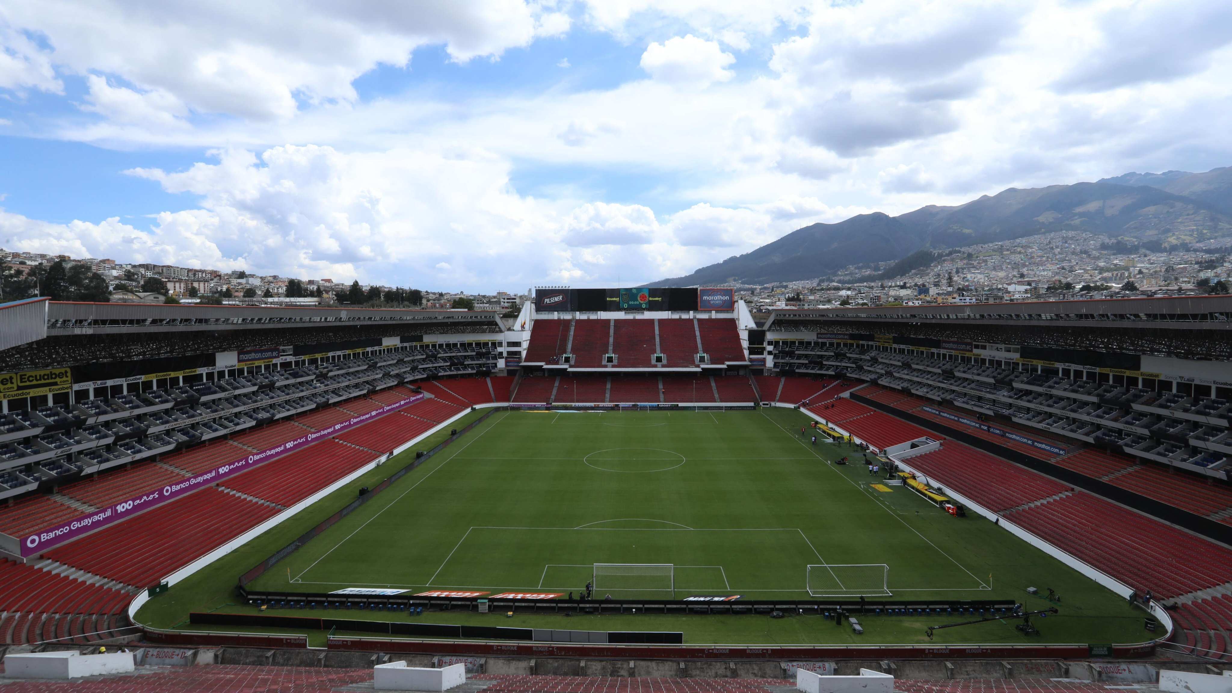 Toma aérea del Estadio Rodrigo Paz Delgado de Quito sin gente
