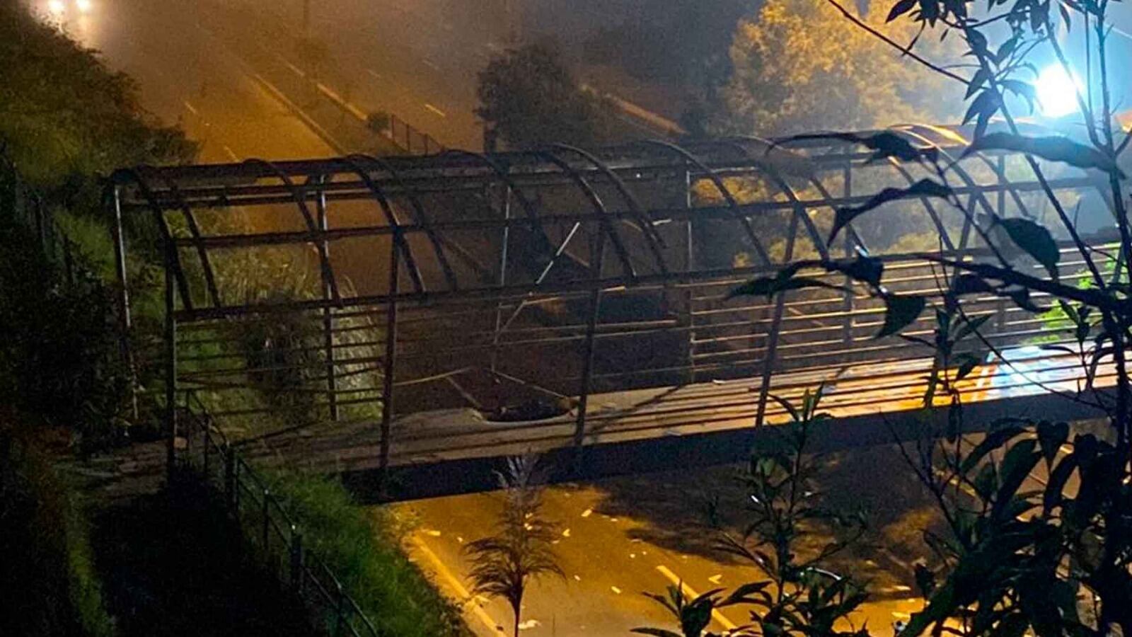 Sujetos arrojaron artefacto explosivo en puente peatonal ubicado en El Trébol