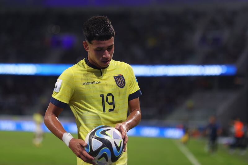 AMDEP3039. SANTIAGO DEL ESTERO (ARGENTINA), 02/06/2023.- Kendry Paez de Ecuador prepara un tiro de esquina hoy, en un partido de los octavos de final de la Copa Mundial de Fútbol sub-20 contra Corea del Sur en el estadio Único de Ciudades en Santiago del Estero (Argentina). EFE/ Juan Ignacio Roncoroni