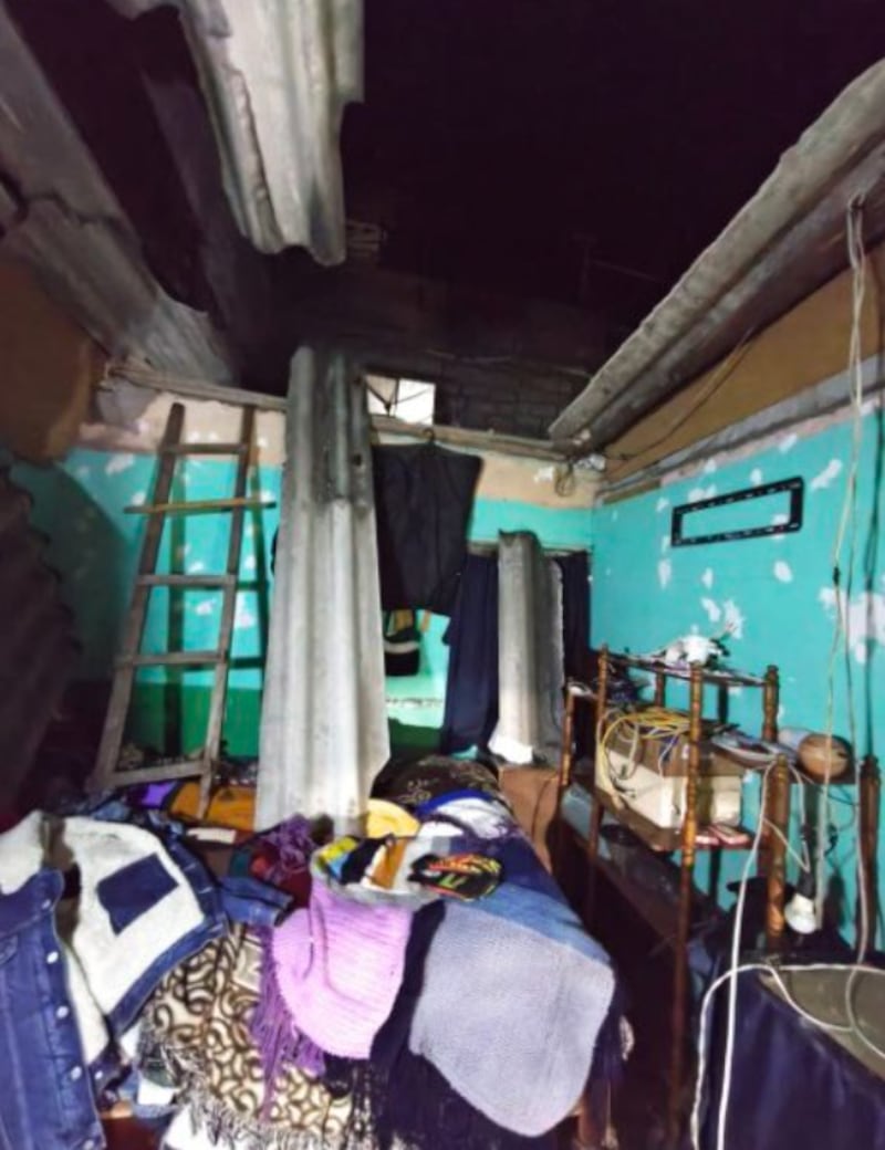 Colapso de techo deja dos heridos en el sur de Quito