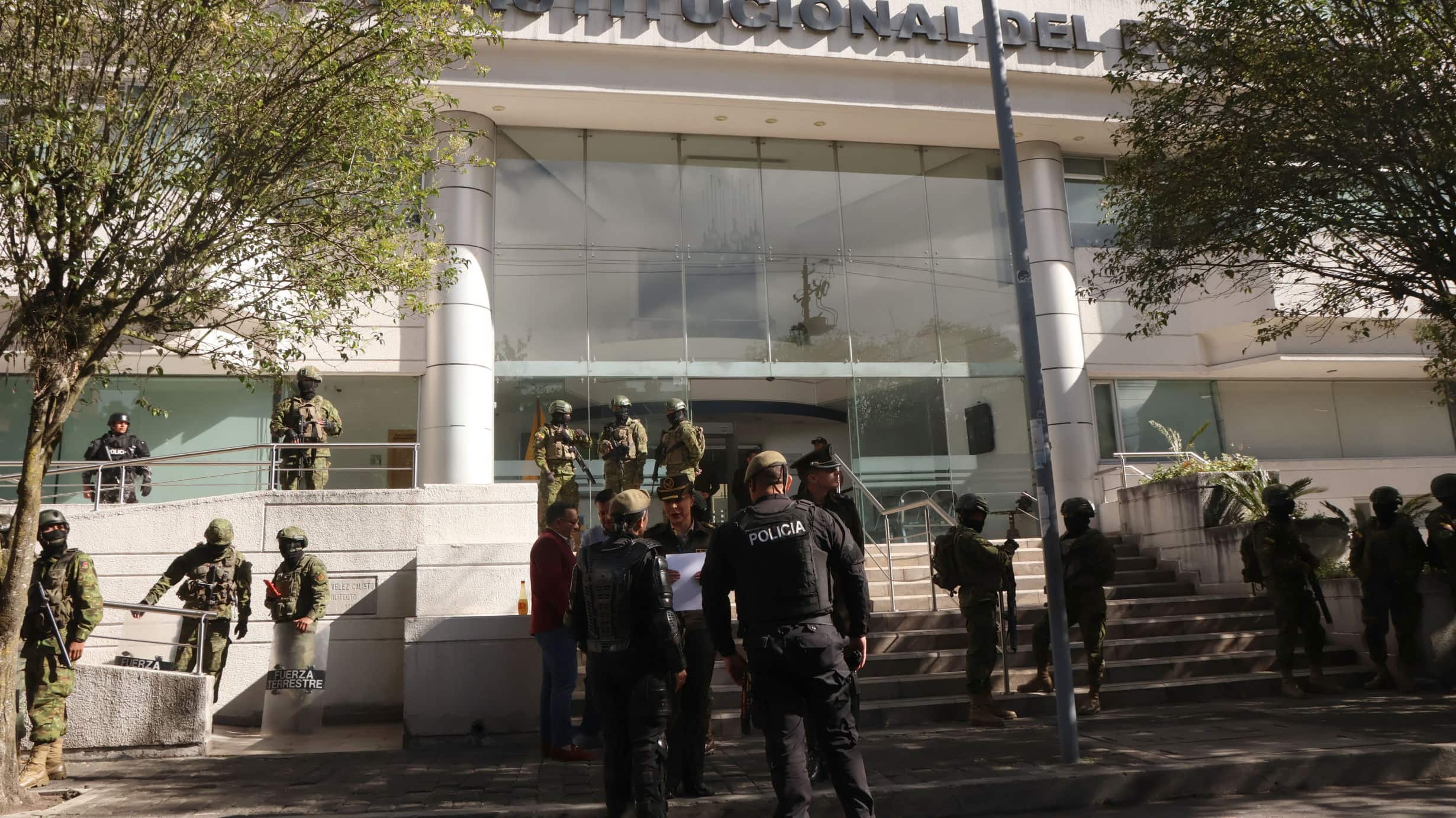 Fuerte resguardo militar y policial en la Corte Constitucional.  API/HENRY LAPO